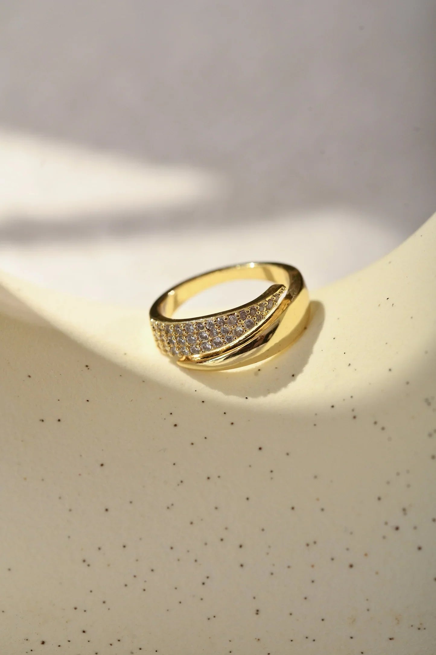 Bague Élégante avec Pierres Scintillantes