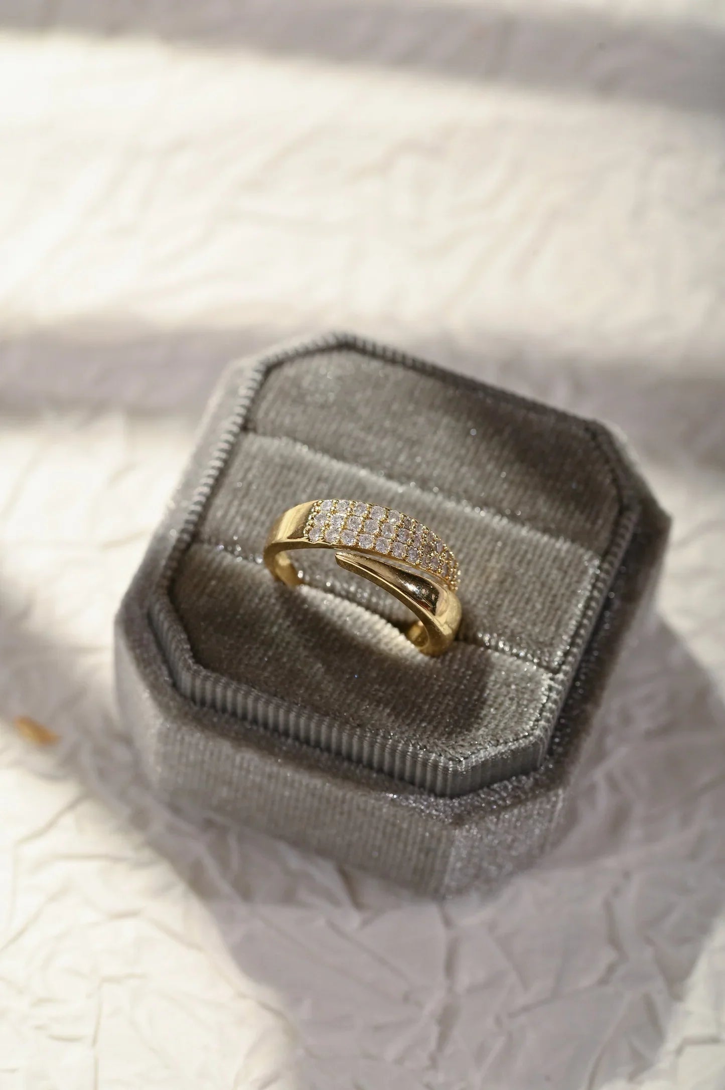 Bague Élégante avec Pierres Scintillantes