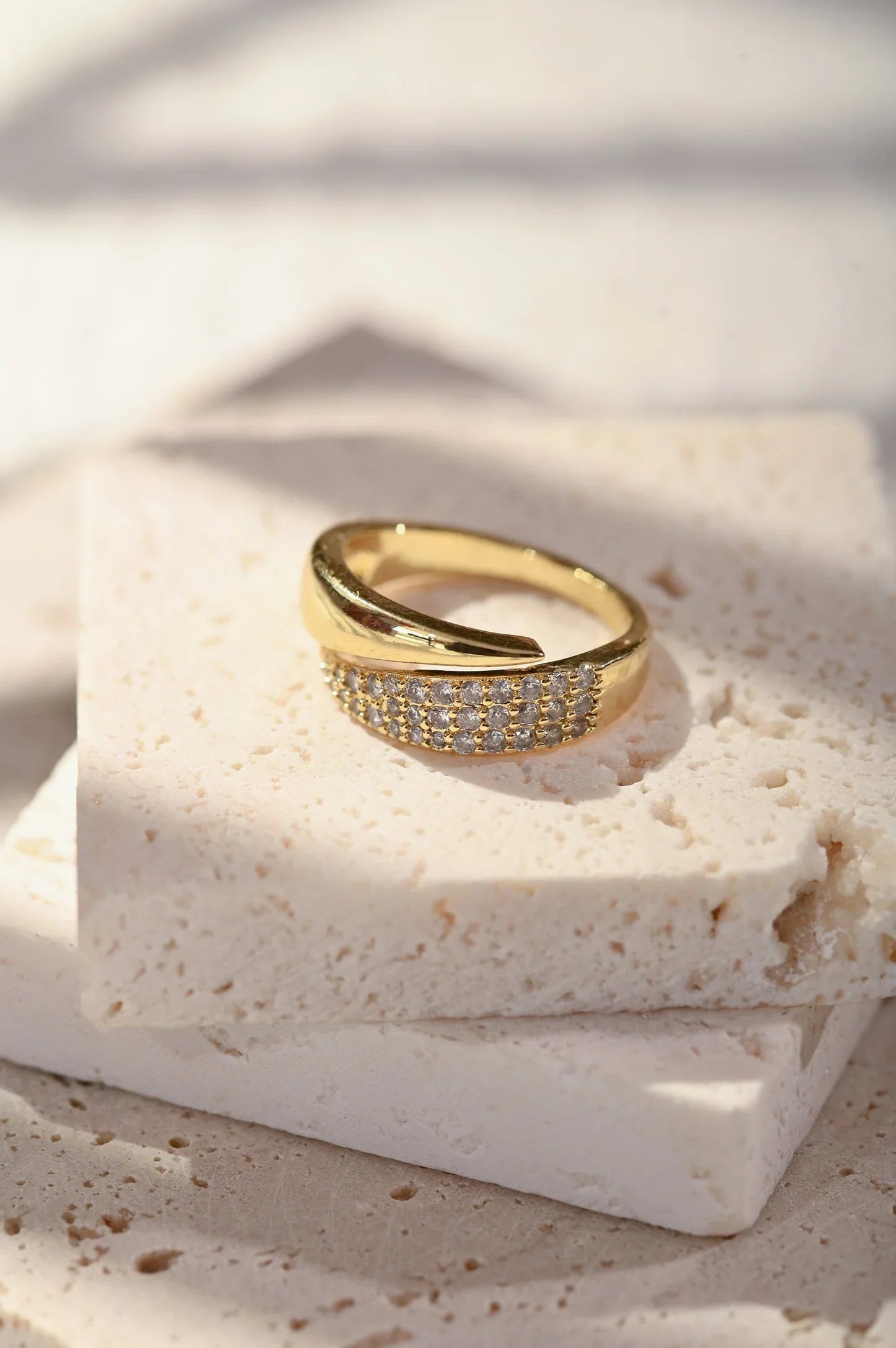 Bague Élégante avec Pierres Scintillantes