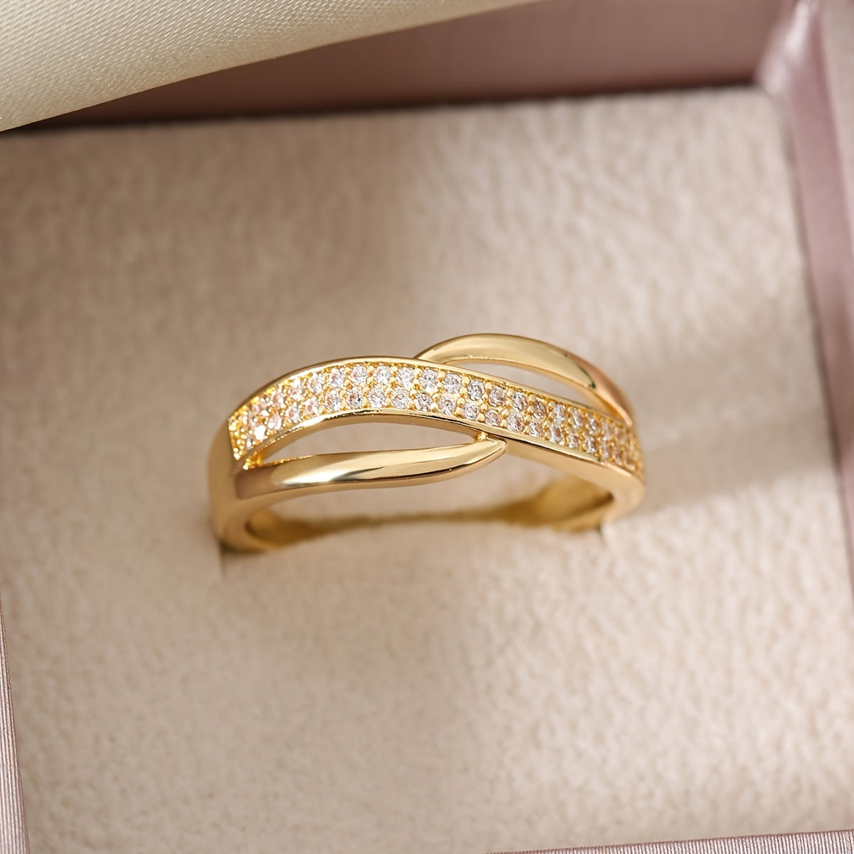 Bague Croisée Élégante Dorée avec Pierres