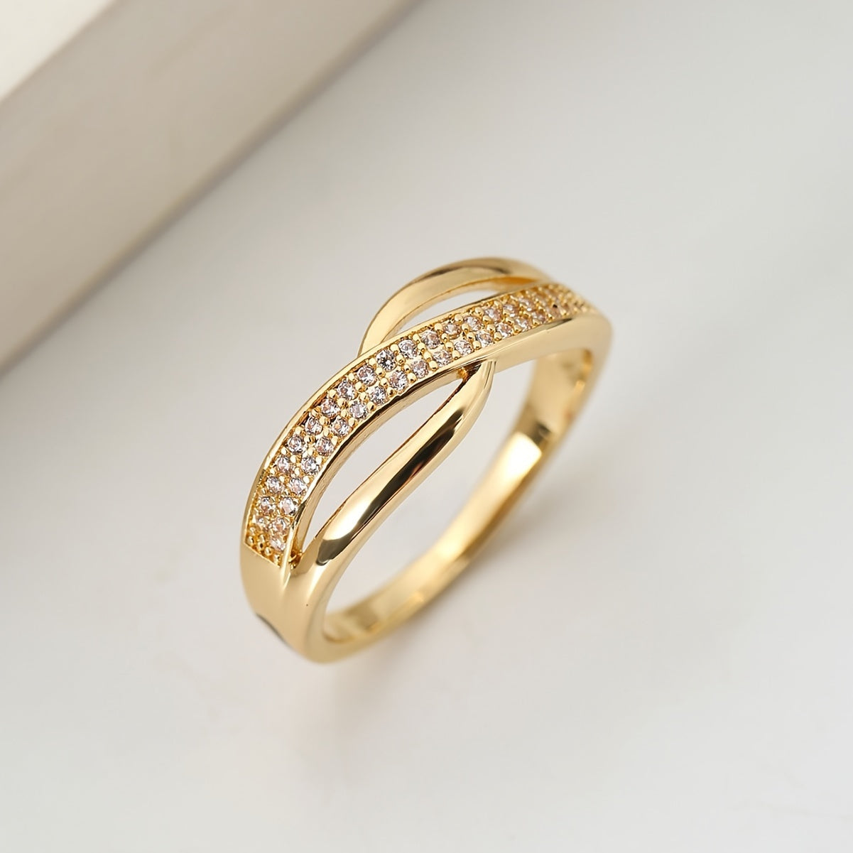 Bague Croisée Élégante Dorée avec Pierres