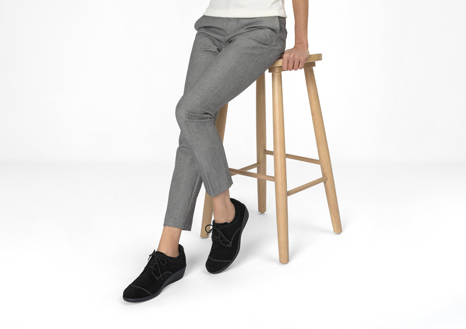 Eleanor – Grâce Royale en Noir Classique